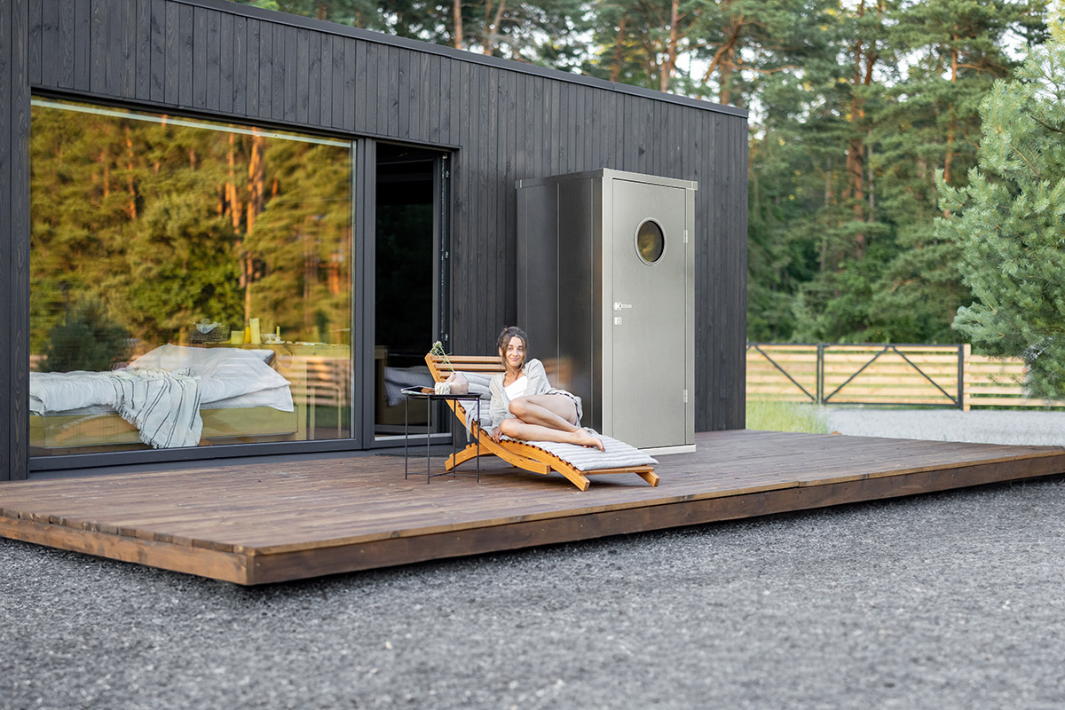 modernes tiny house mit geraeteschrank von guardi aus stahl mit bullauge
