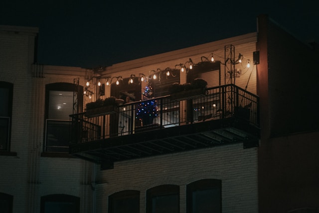 balkon mit weihnachtlicher beleuchtung und weihnachtsbaum