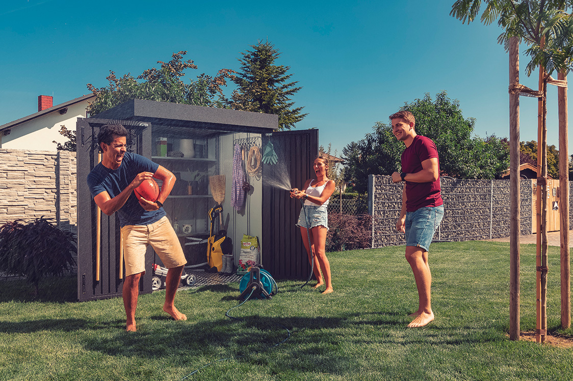 modernes geraetehaus fuer mehr ordnung und stauraum mit gluecklichen freunden im garten