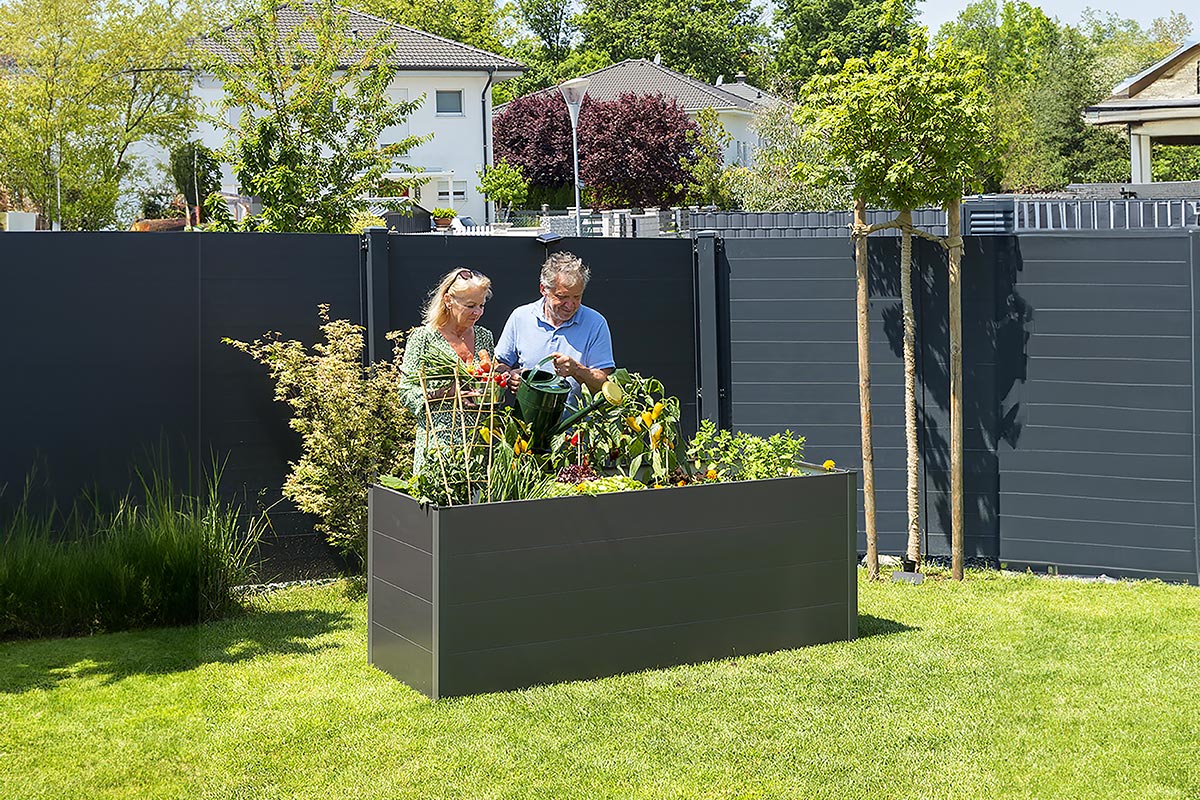 hochbeet wetterfest im garten vor aelterem paar