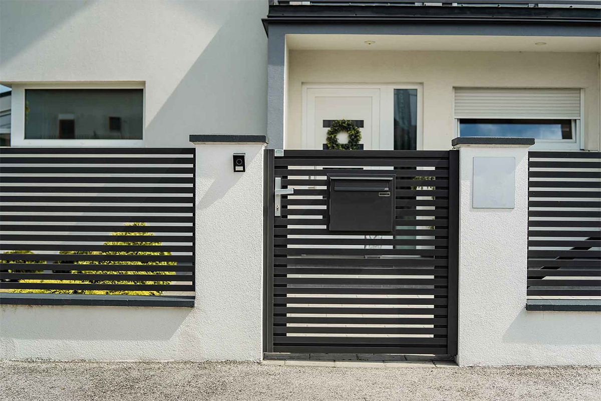 briefkasten mit hellem Haus im hintergrund